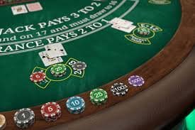Antarmuka Tarung Mesin di kakahoki menampilkan gulungan slot dan papan peringkat kompetisi